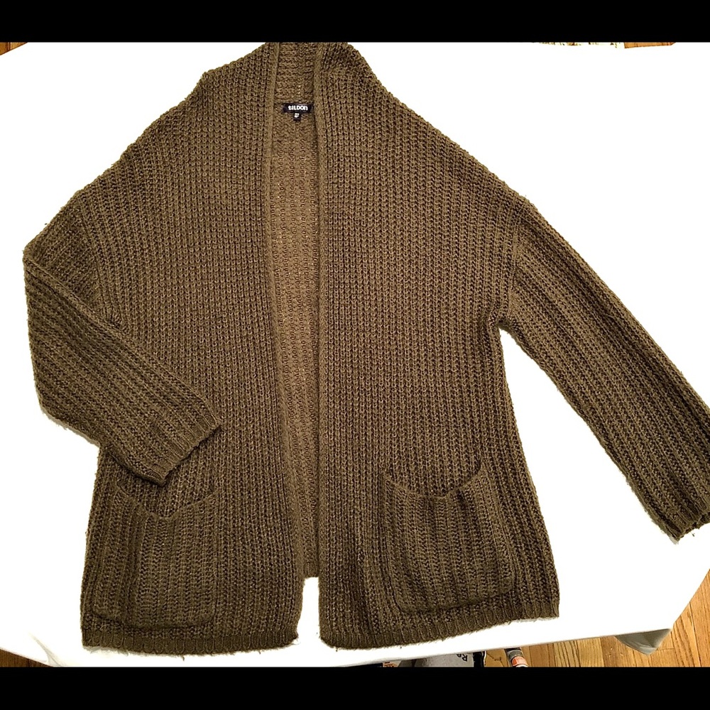 Women’s olive green cardigan mid thigh w pockets